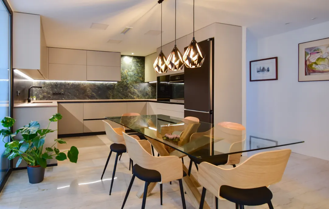 Cocina en U con placa invisible